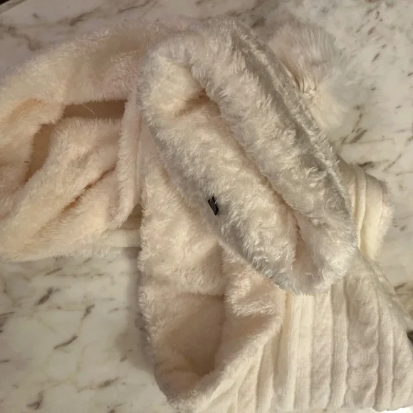 - UGG Winter White pom pom hat infinity scarf & glove set NWT - Picture 3 of 7